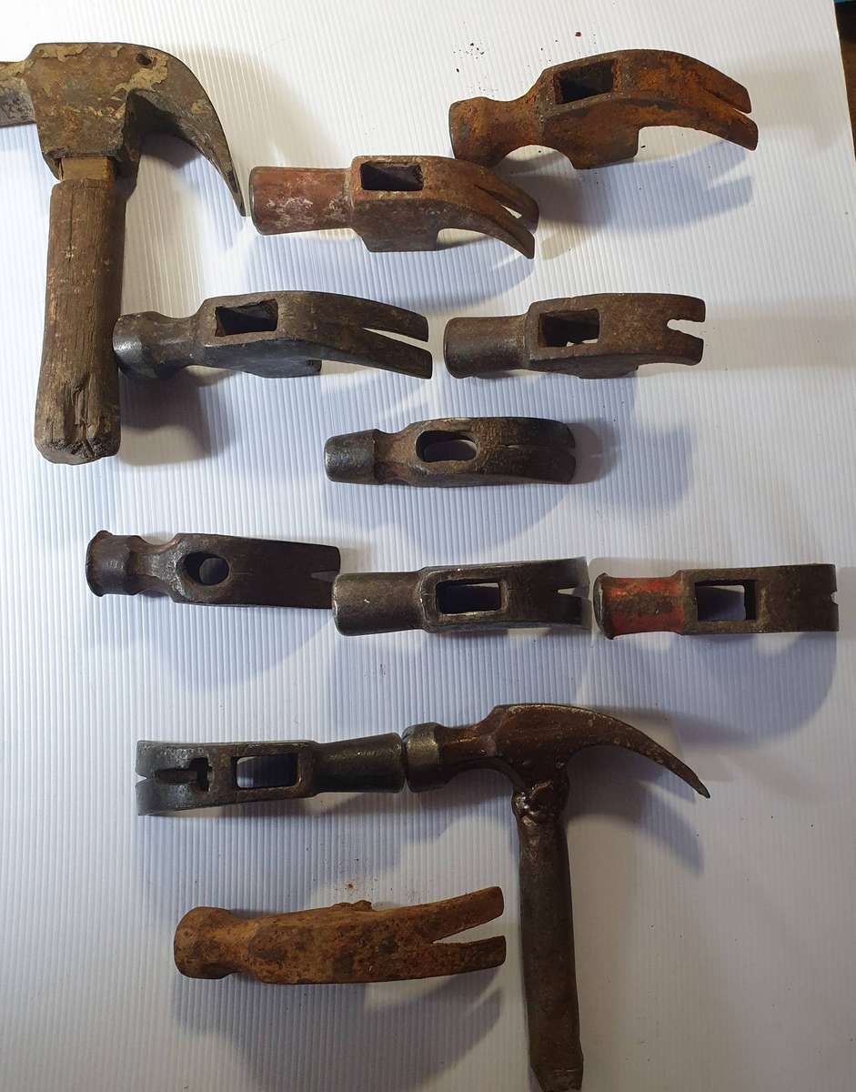 12 X ANTIQUE TO VINTAGE CLAW HAMMER HEADS. ONE BID FOR ALL.