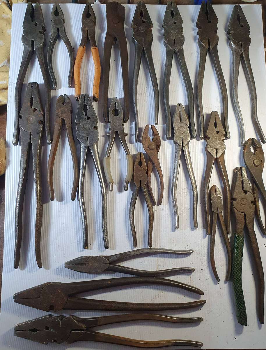 22 X ANTIQUE TO VINTAGE PLIERS COLLECTION. SOME STUNNING MAKERS MARKS. ONE BID FOR ALL. LOT B