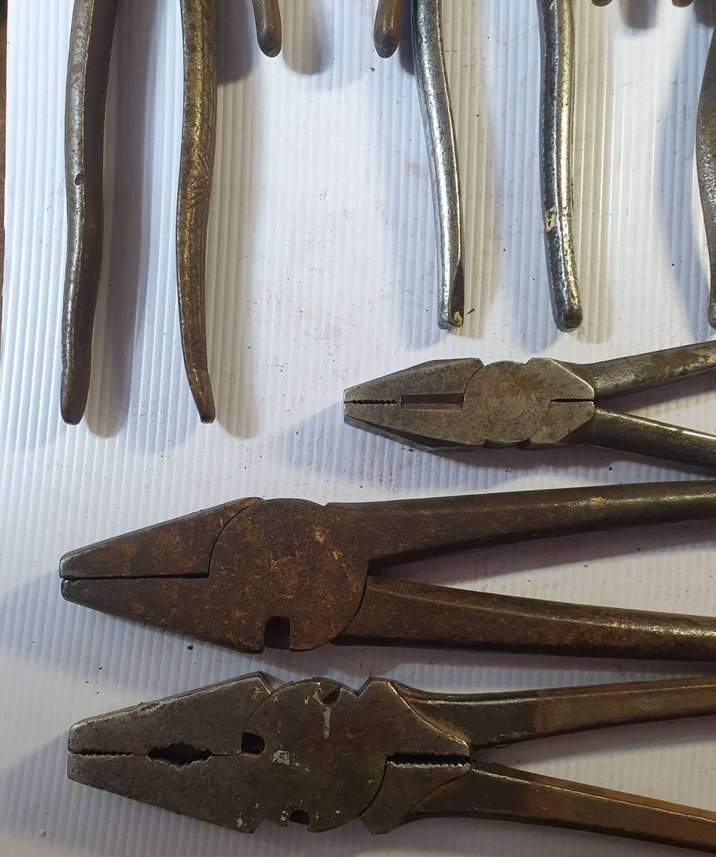 22 X ANTIQUE TO VINTAGE PLIERS COLLECTION. SOME STUNNING MAKERS MARKS. ONE BID FOR ALL. LOT B