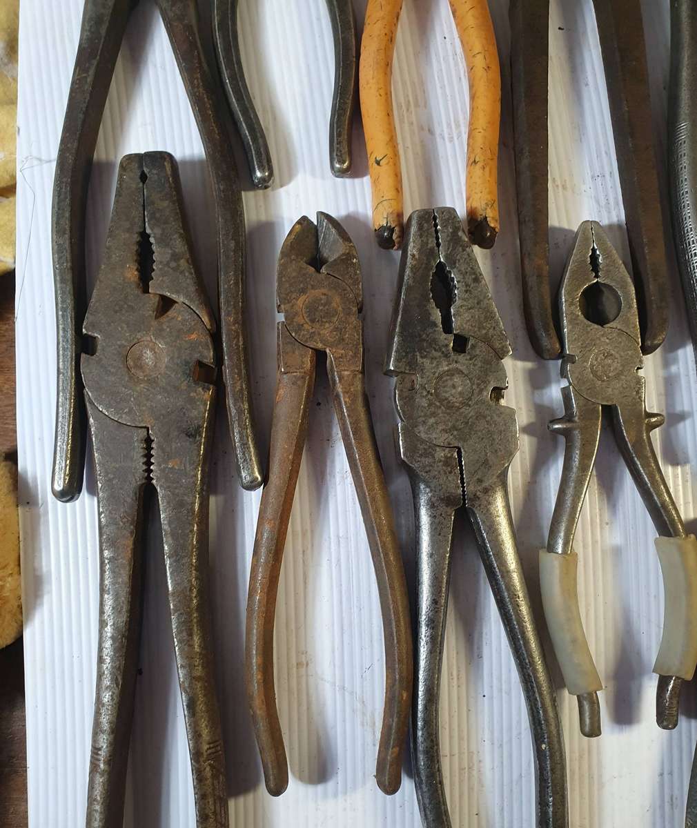 22 X ANTIQUE TO VINTAGE PLIERS COLLECTION. SOME STUNNING MAKERS MARKS. ONE BID FOR ALL. LOT B