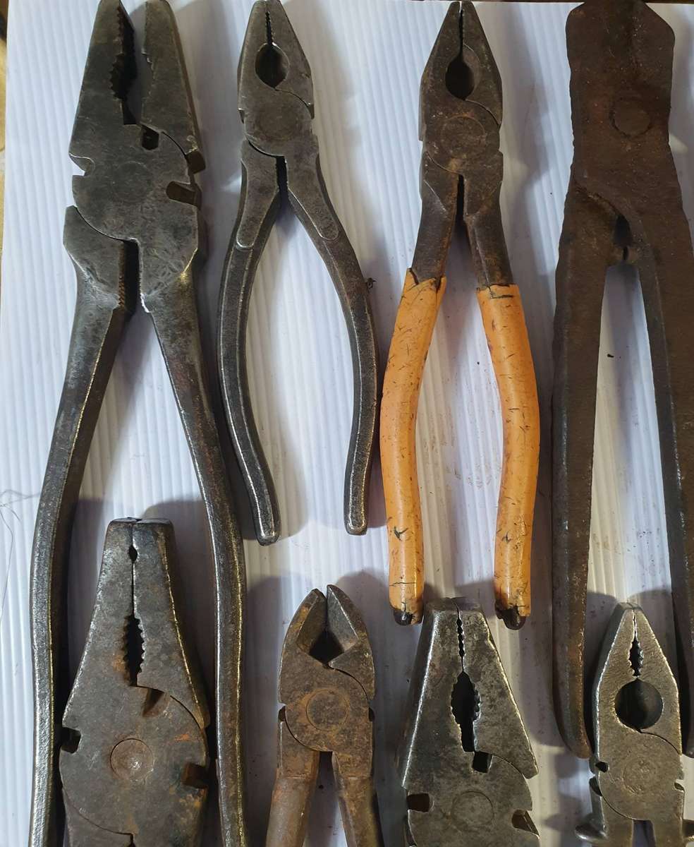 22 X ANTIQUE TO VINTAGE PLIERS COLLECTION. SOME STUNNING MAKERS MARKS. ONE BID FOR ALL. LOT B