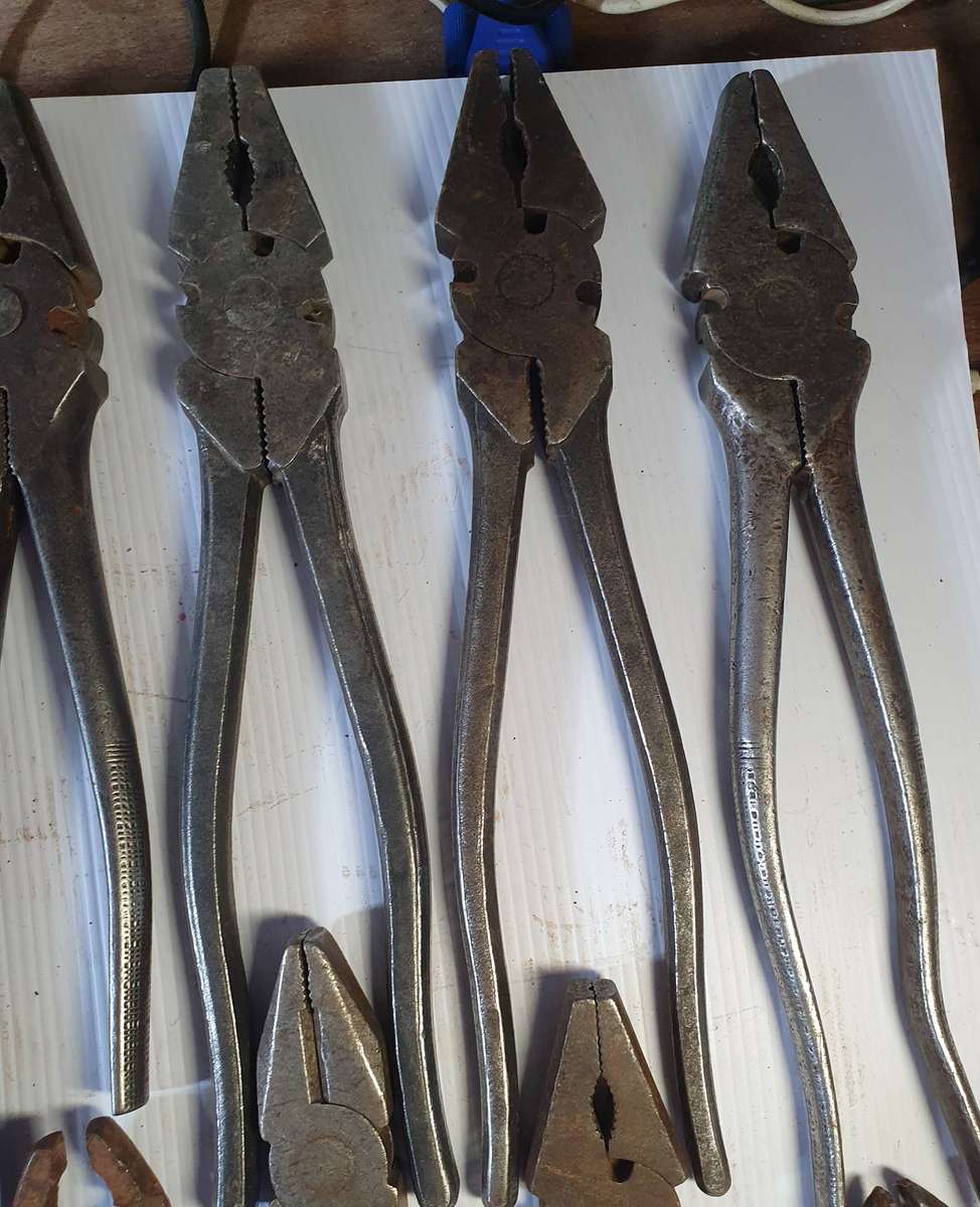 22 X ANTIQUE TO VINTAGE PLIERS COLLECTION. SOME STUNNING MAKERS MARKS. ONE BID FOR ALL. LOT B