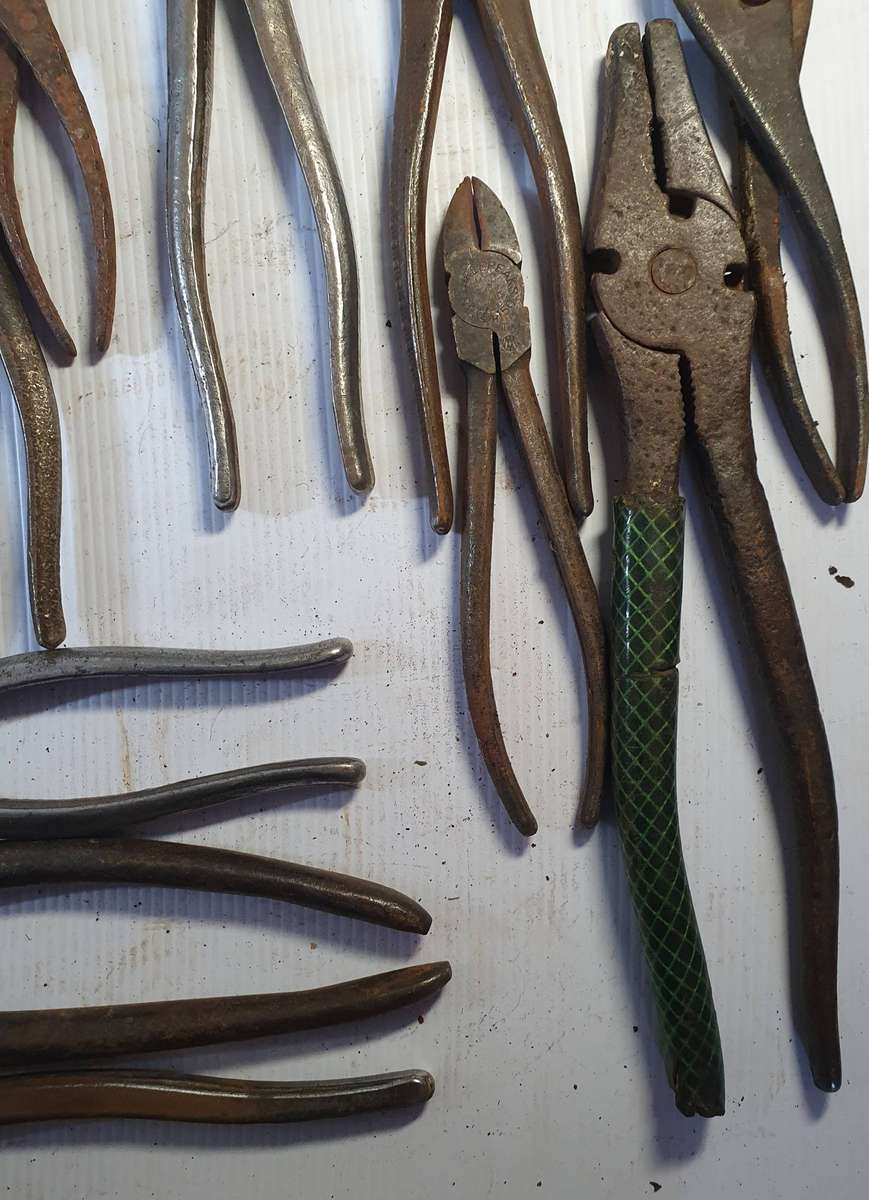 22 X ANTIQUE TO VINTAGE PLIERS COLLECTION. SOME STUNNING MAKERS MARKS. ONE BID FOR ALL. LOT B