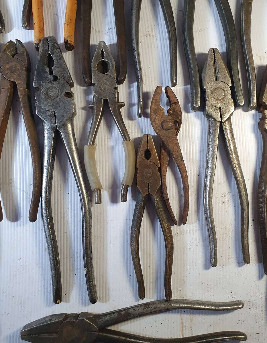 22 X ANTIQUE TO VINTAGE PLIERS COLLECTION. SOME STUNNING MAKERS MARKS. ONE BID FOR ALL. LOT B