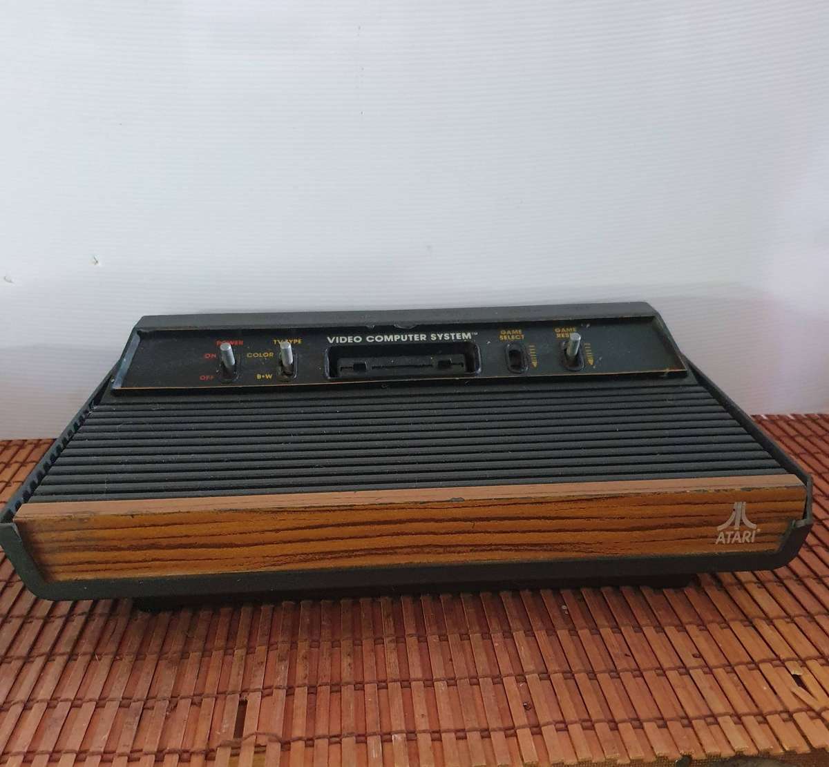 VINTAGE 1980s ATARI VIDEO COMPUTER SYSTEM CONSOLE.