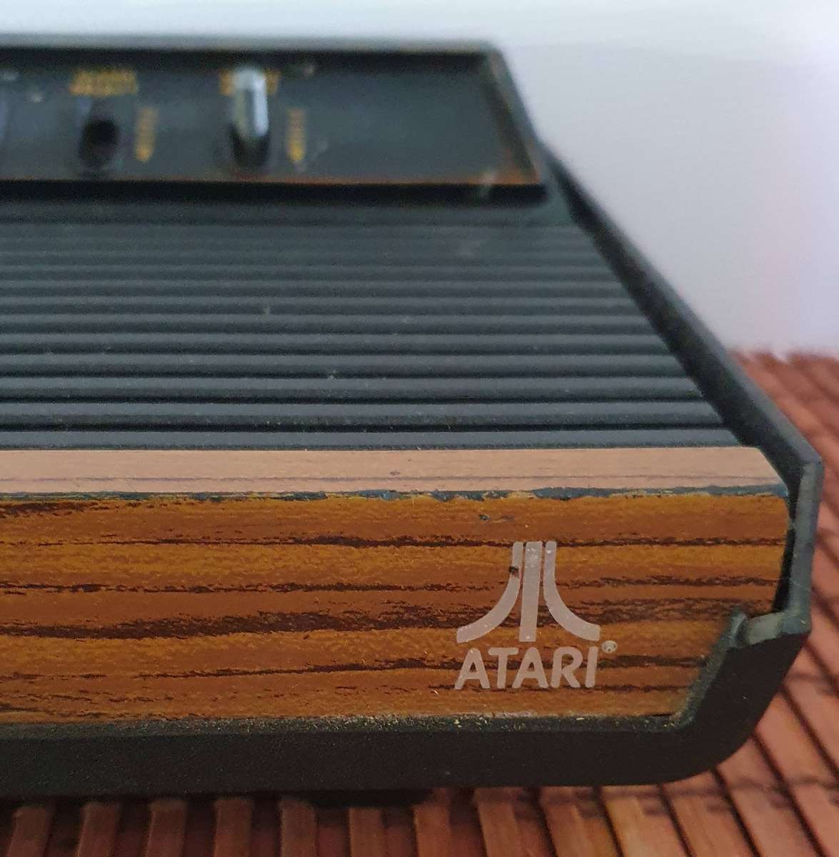 VINTAGE 1980s ATARI VIDEO COMPUTER SYSTEM CONSOLE.