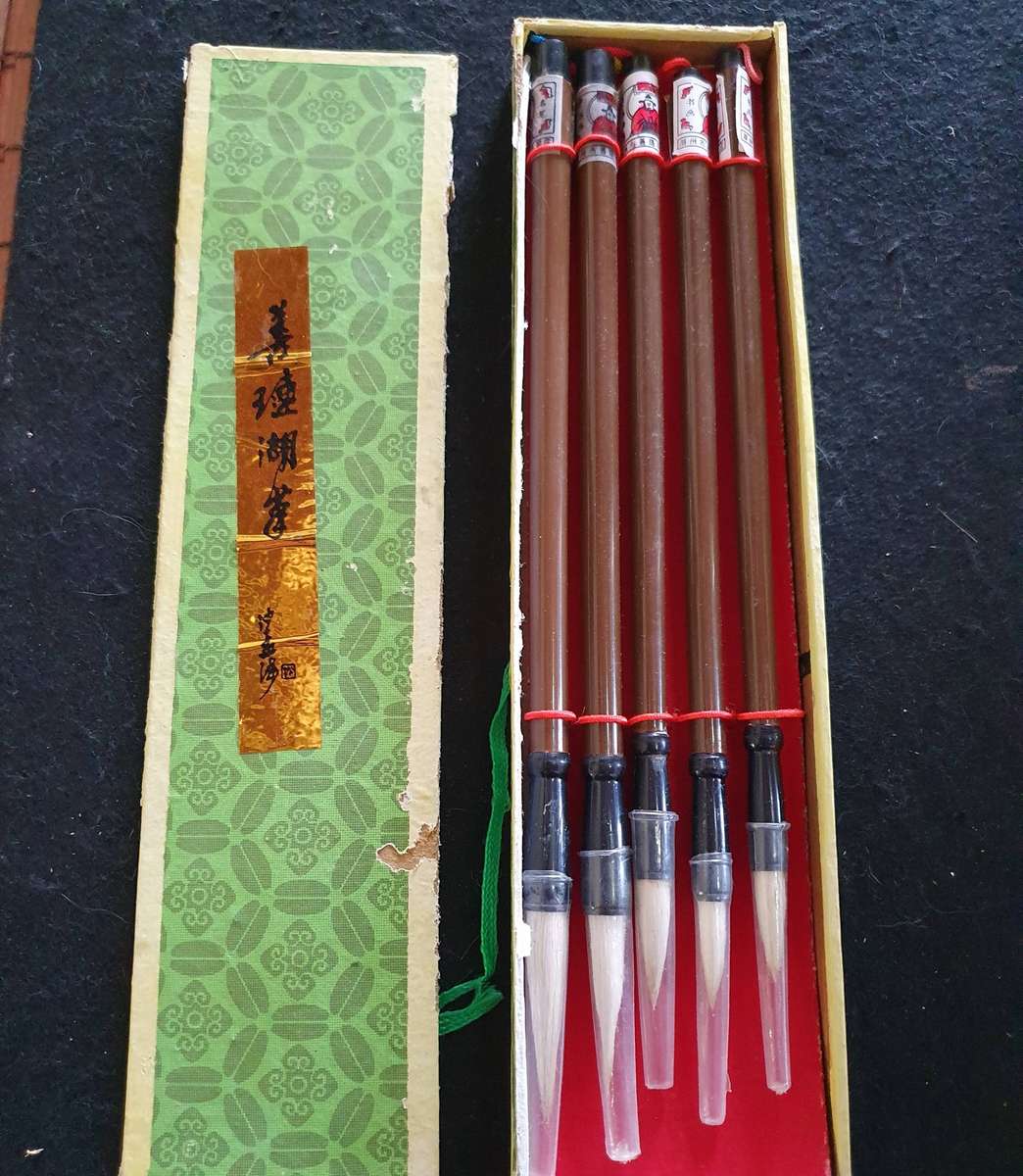 5 X VINTAGE EAST ASIAN TRADITIONAL CALLIGRAPHY BRUSHES. NEVER BEEN USED.