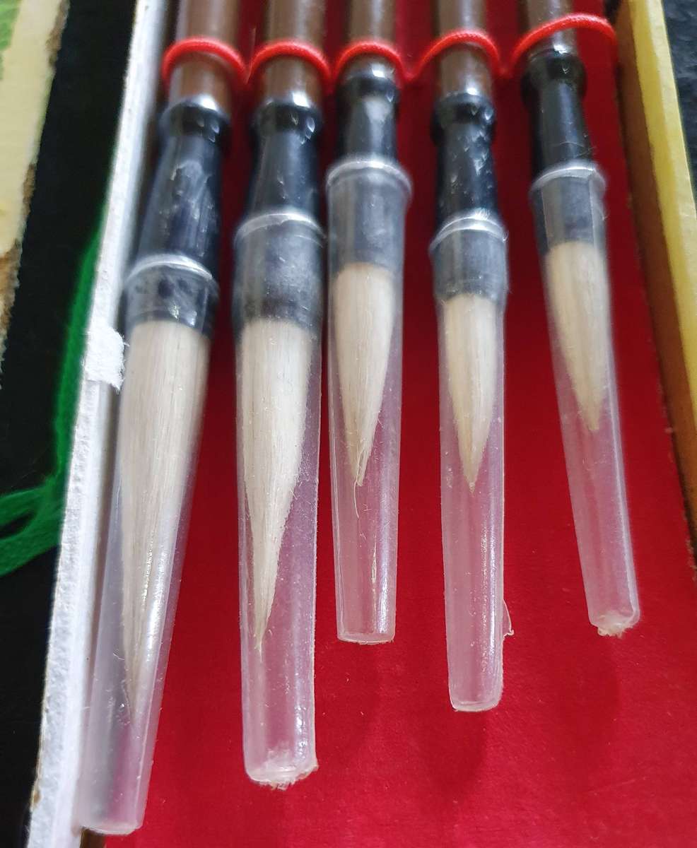 5 X VINTAGE EAST ASIAN TRADITIONAL CALLIGRAPHY BRUSHES. NEVER BEEN USED.