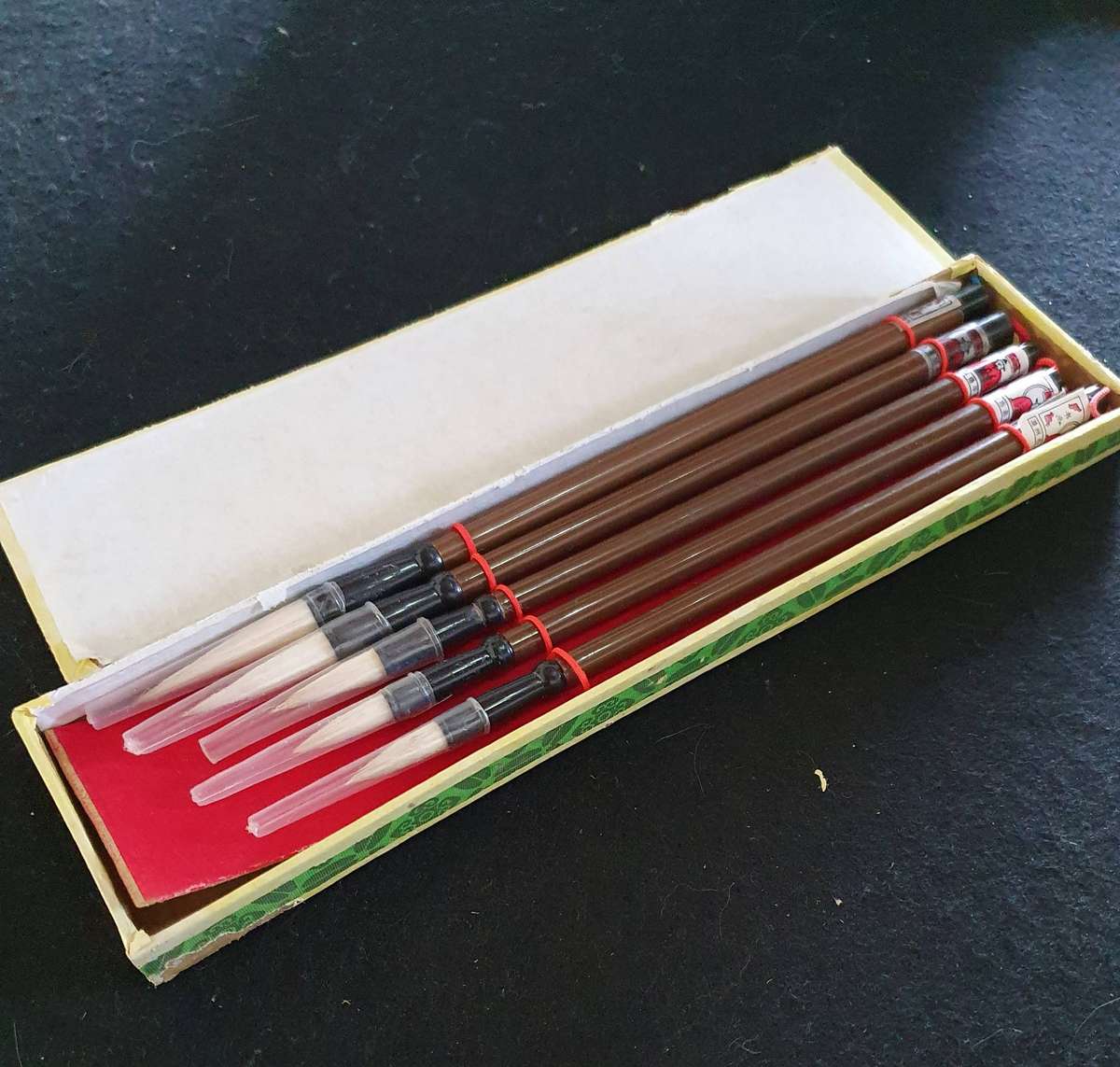 5 X VINTAGE EAST ASIAN TRADITIONAL CALLIGRAPHY BRUSHES. NEVER BEEN USED.