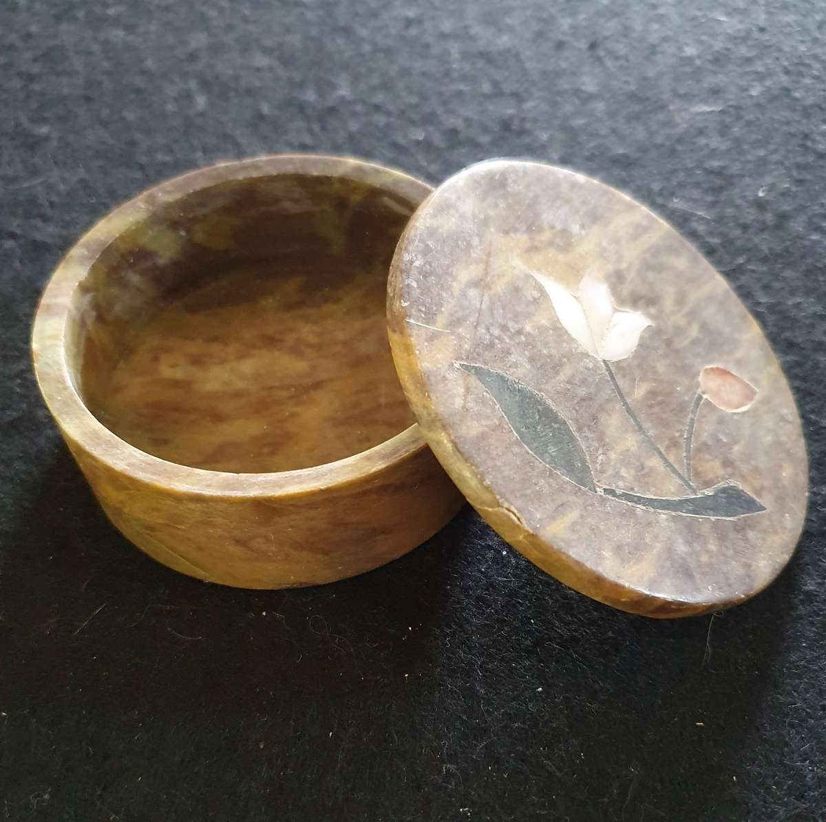 ANTIQUE MARBLE AND MOTHER OF PEARL INLAY TRINKET HOLDER.