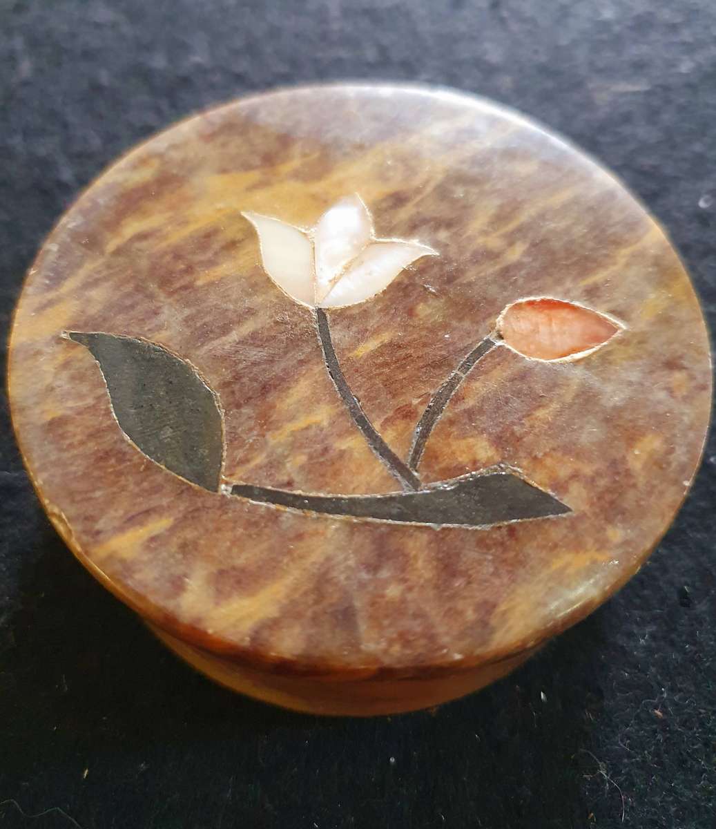 ANTIQUE MARBLE AND MOTHER OF PEARL INLAY TRINKET HOLDER.