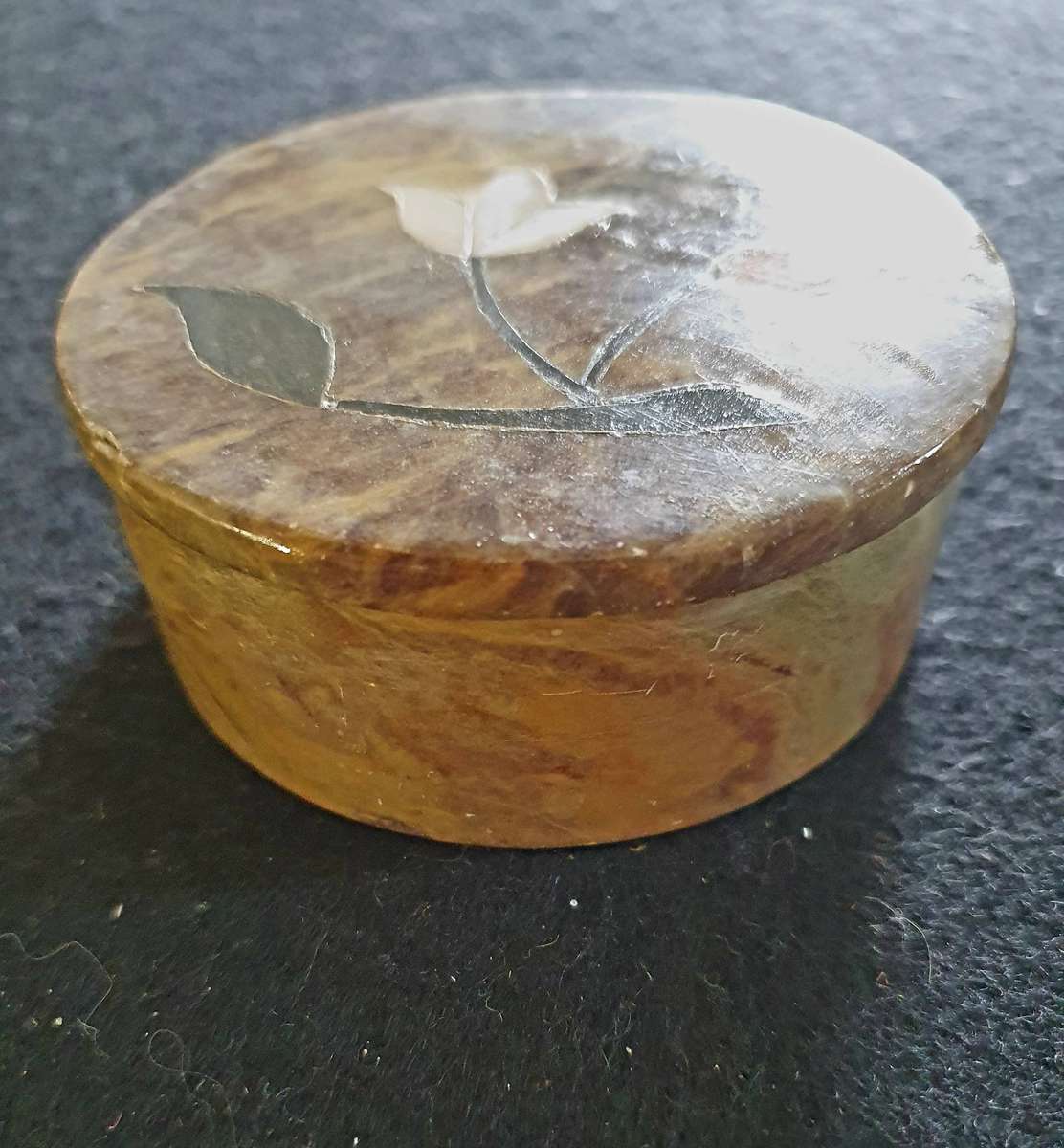 ANTIQUE MARBLE AND MOTHER OF PEARL INLAY TRINKET HOLDER.