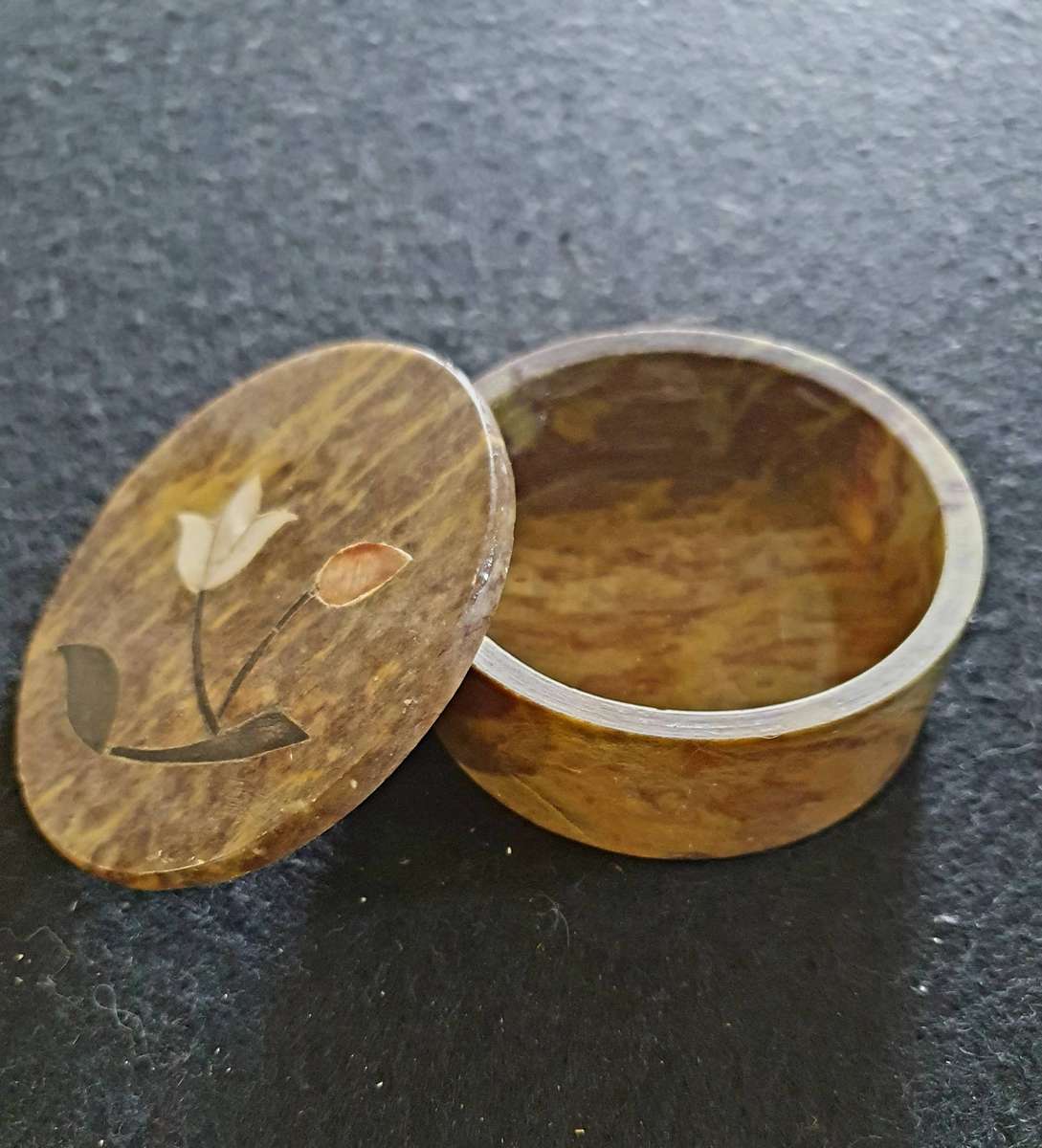 ANTIQUE MARBLE AND MOTHER OF PEARL INLAY TRINKET HOLDER.