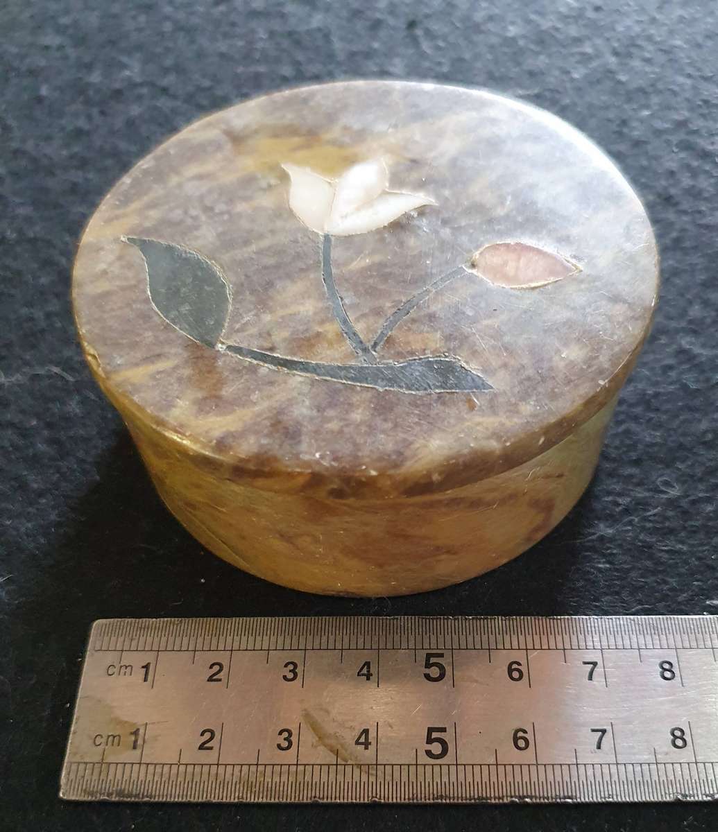 ANTIQUE MARBLE AND MOTHER OF PEARL INLAY TRINKET HOLDER.
