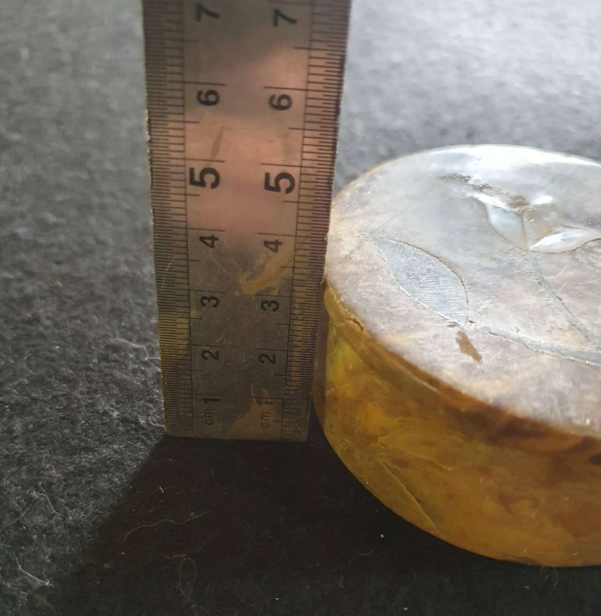 ANTIQUE MARBLE AND MOTHER OF PEARL INLAY TRINKET HOLDER.