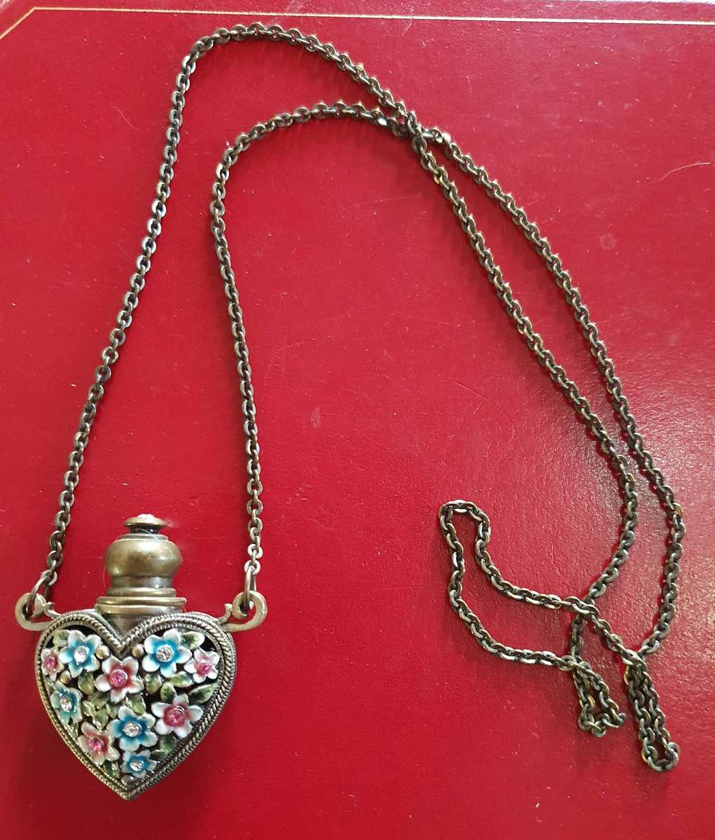 VINTAGE NECKLACE WITH METAL PERFUME ATOMIZER , WITH FINE DETAIL PORCELAIN FLOWERS.