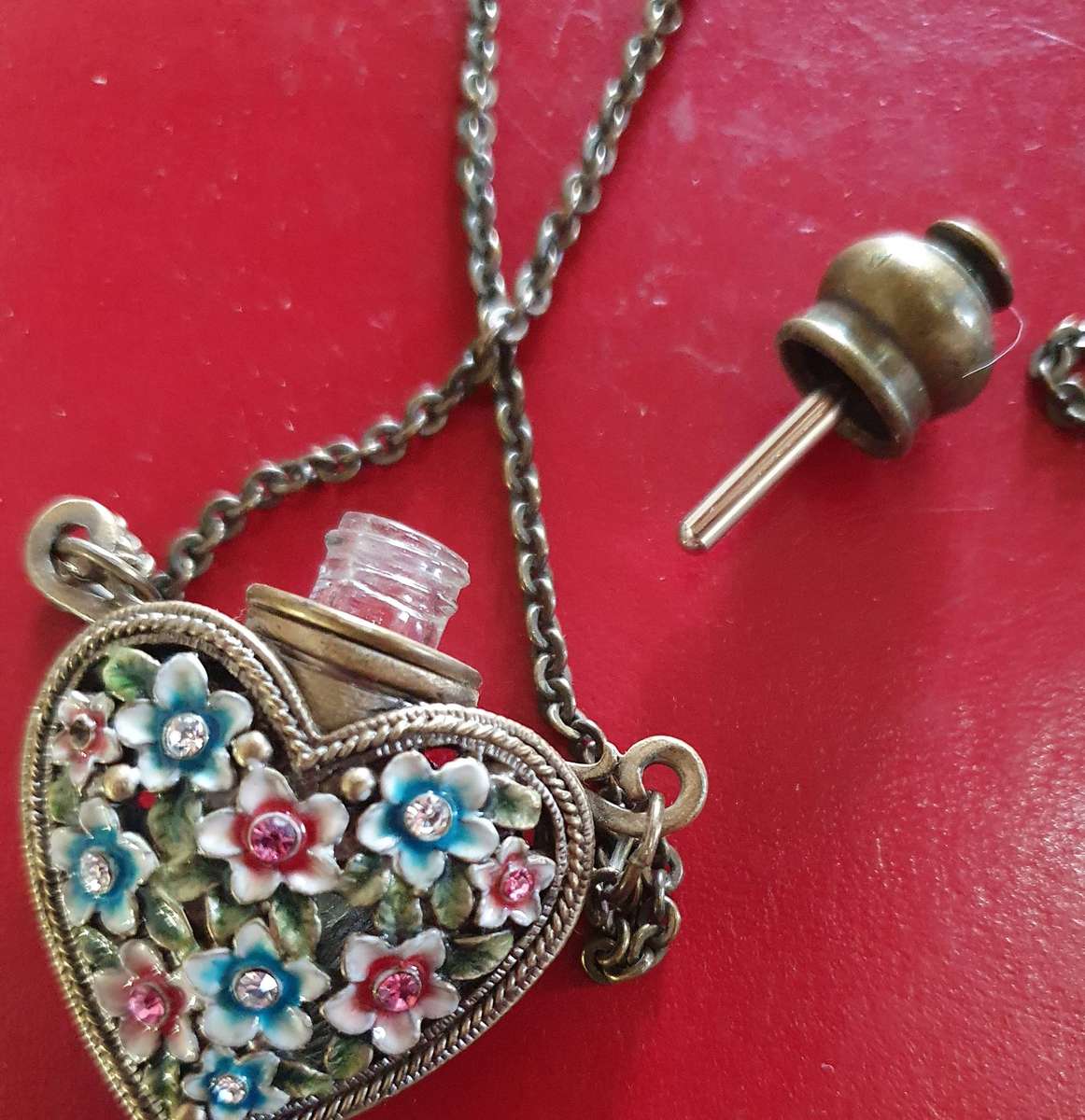 VINTAGE NECKLACE WITH METAL PERFUME ATOMIZER , WITH FINE DETAIL PORCELAIN FLOWERS.