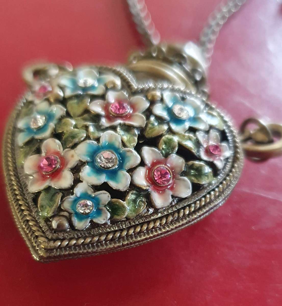 VINTAGE NECKLACE WITH METAL PERFUME ATOMIZER , WITH FINE DETAIL PORCELAIN FLOWERS.