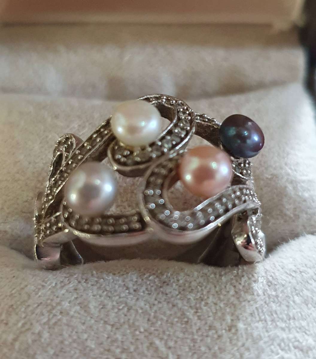 VINTAGE .925 STERLING RING WITH 4 X AKOYA PEARLS. VERY FINE DETAIL !!