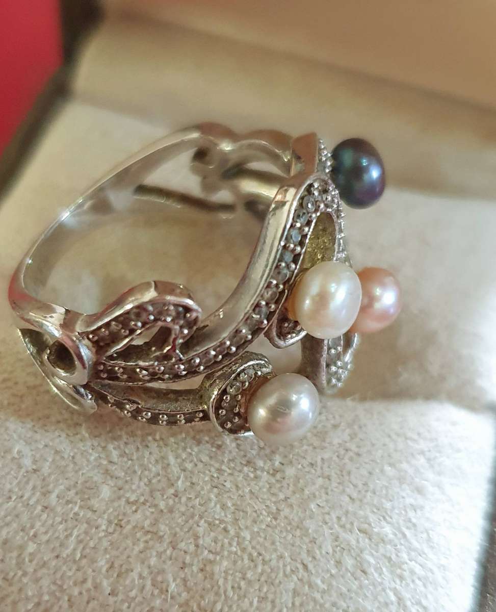VINTAGE .925 STERLING RING WITH 4 X AKOYA PEARLS. VERY FINE DETAIL !!