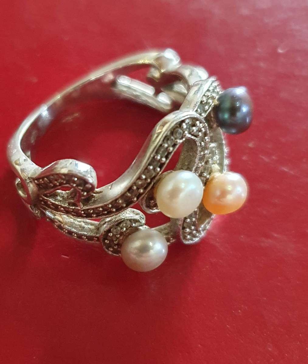 VINTAGE .925 STERLING RING WITH 4 X AKOYA PEARLS. VERY FINE DETAIL !!