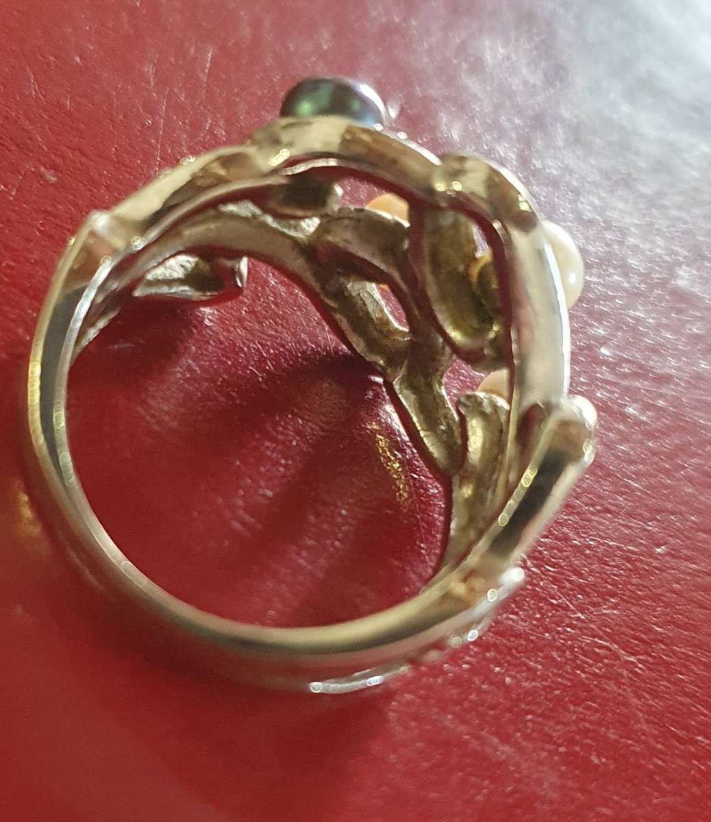 VINTAGE .925 STERLING RING WITH 4 X AKOYA PEARLS. VERY FINE DETAIL !!
