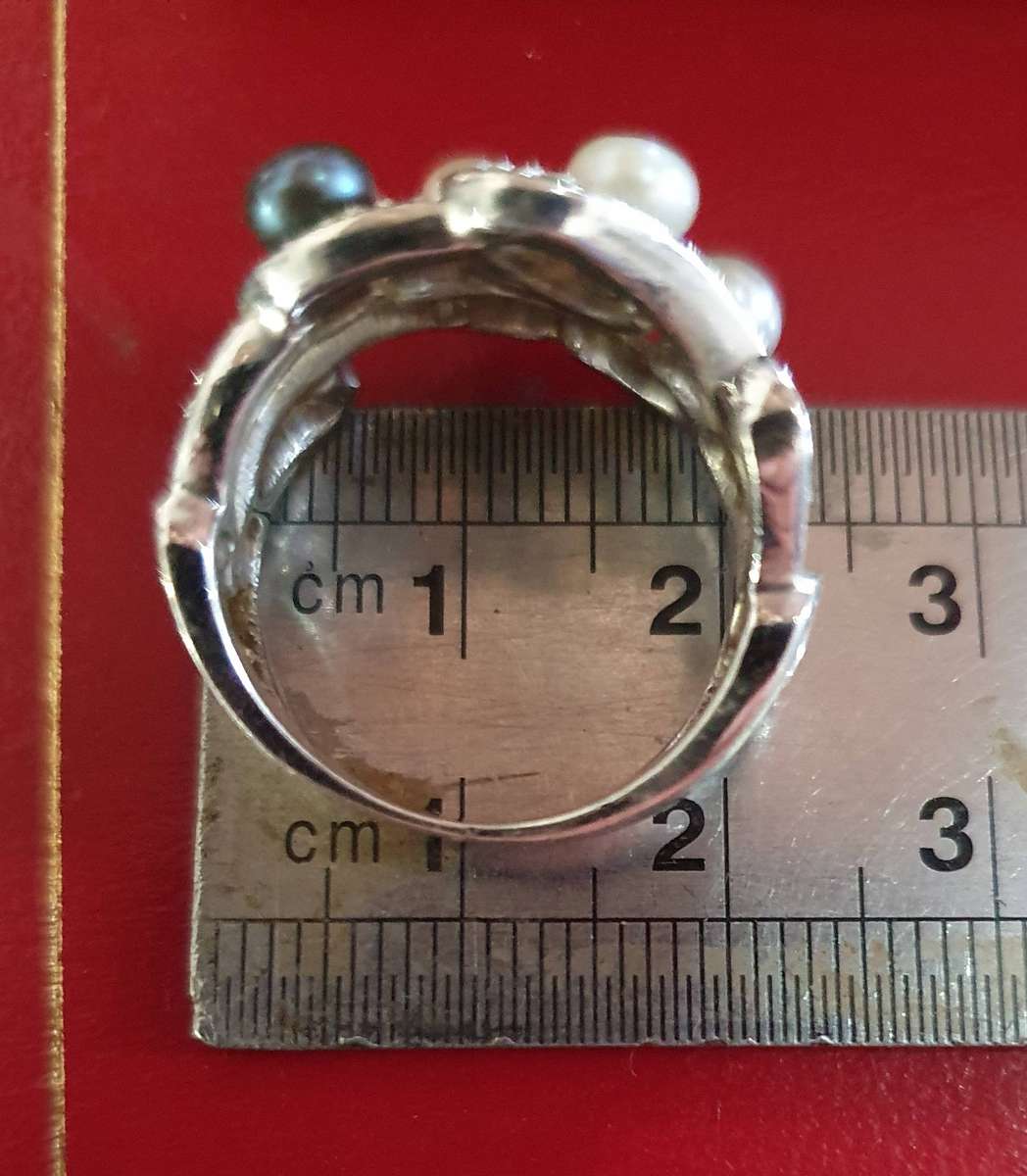 VINTAGE .925 STERLING RING WITH 4 X AKOYA PEARLS. VERY FINE DETAIL !!