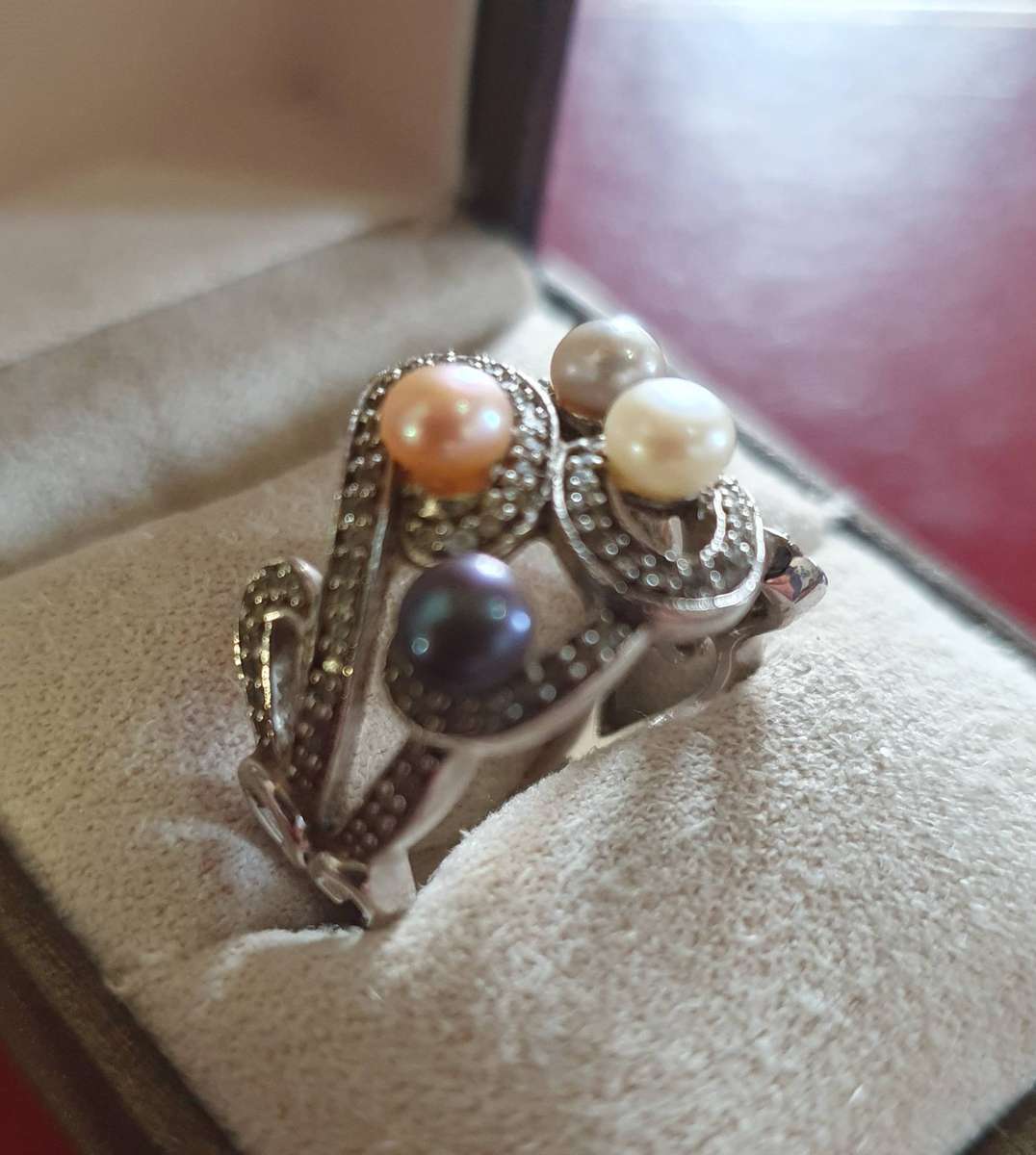 VINTAGE .925 STERLING RING WITH 4 X AKOYA PEARLS. VERY FINE DETAIL !!