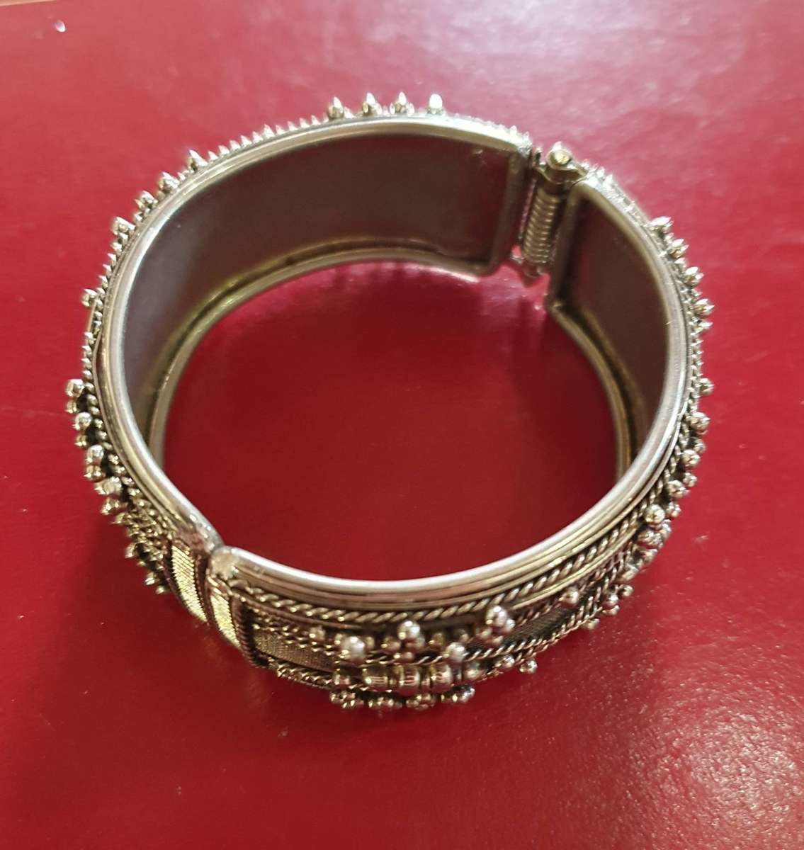 VINTAGE HIGH END METAL BANGLE WITH FINE DETAIL.