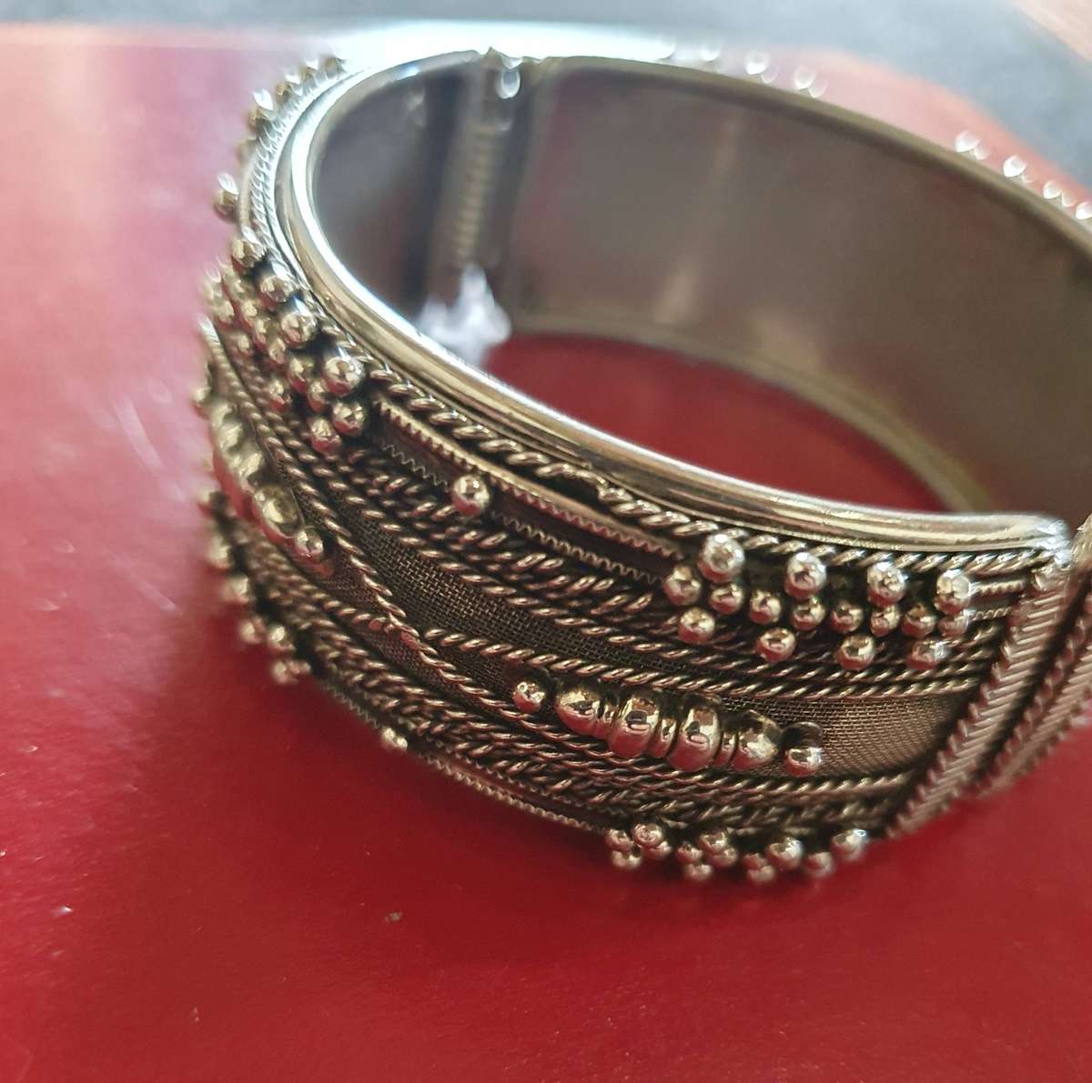 VINTAGE HIGH END METAL BANGLE WITH FINE DETAIL.