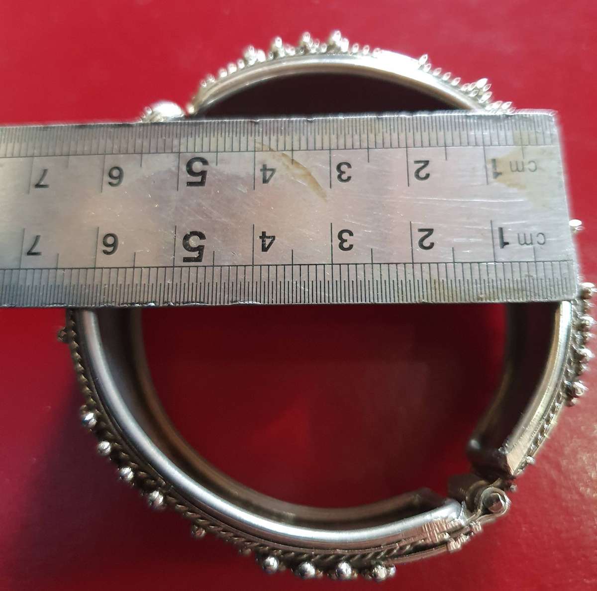 VINTAGE HIGH END METAL BANGLE WITH FINE DETAIL.