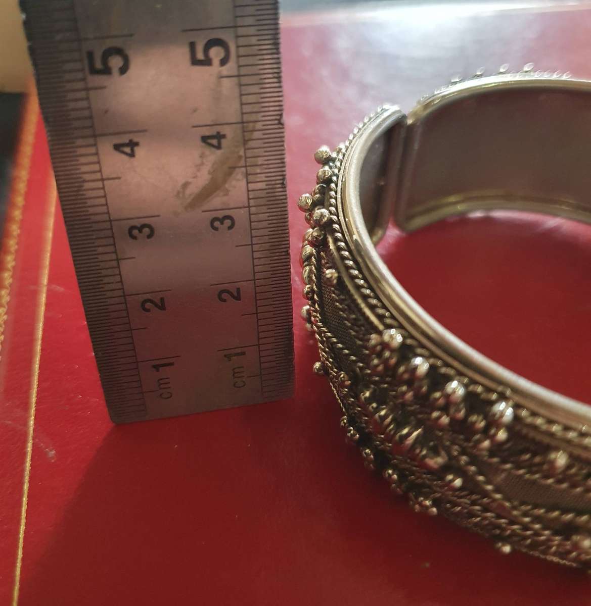 VINTAGE HIGH END METAL BANGLE WITH FINE DETAIL.