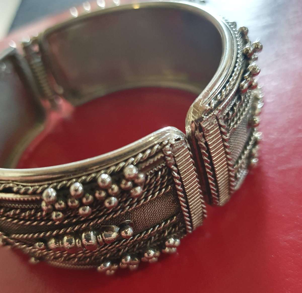 VINTAGE HIGH END METAL BANGLE WITH FINE DETAIL.
