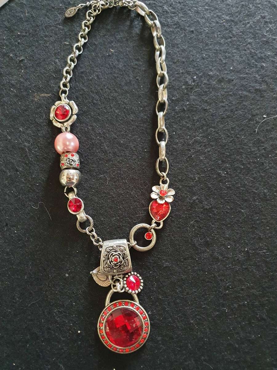 VINTAGE HIGH END METAL AND GLASS  NECKLACE .