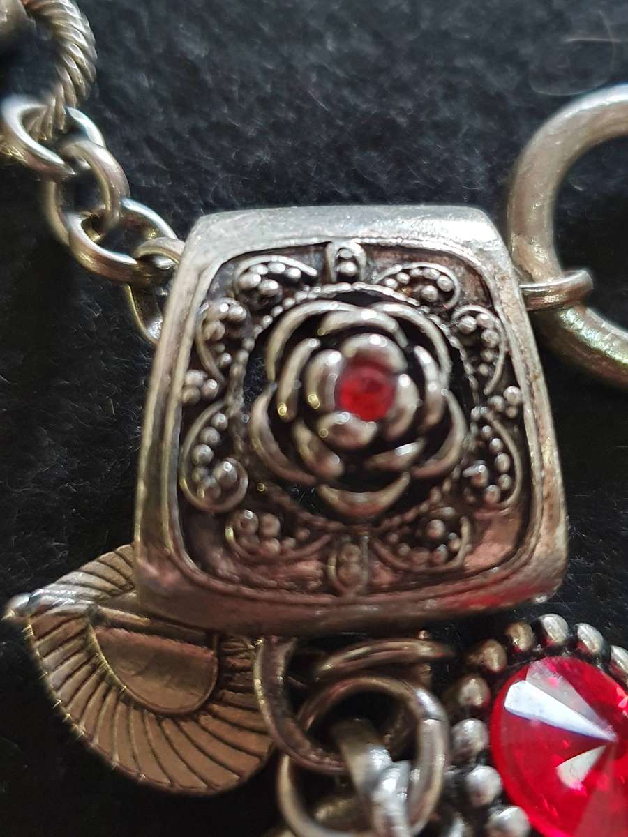 VINTAGE HIGH END METAL AND GLASS  NECKLACE .