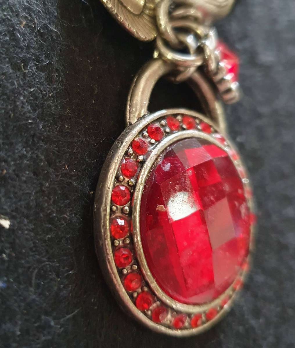 VINTAGE HIGH END METAL AND GLASS  NECKLACE .