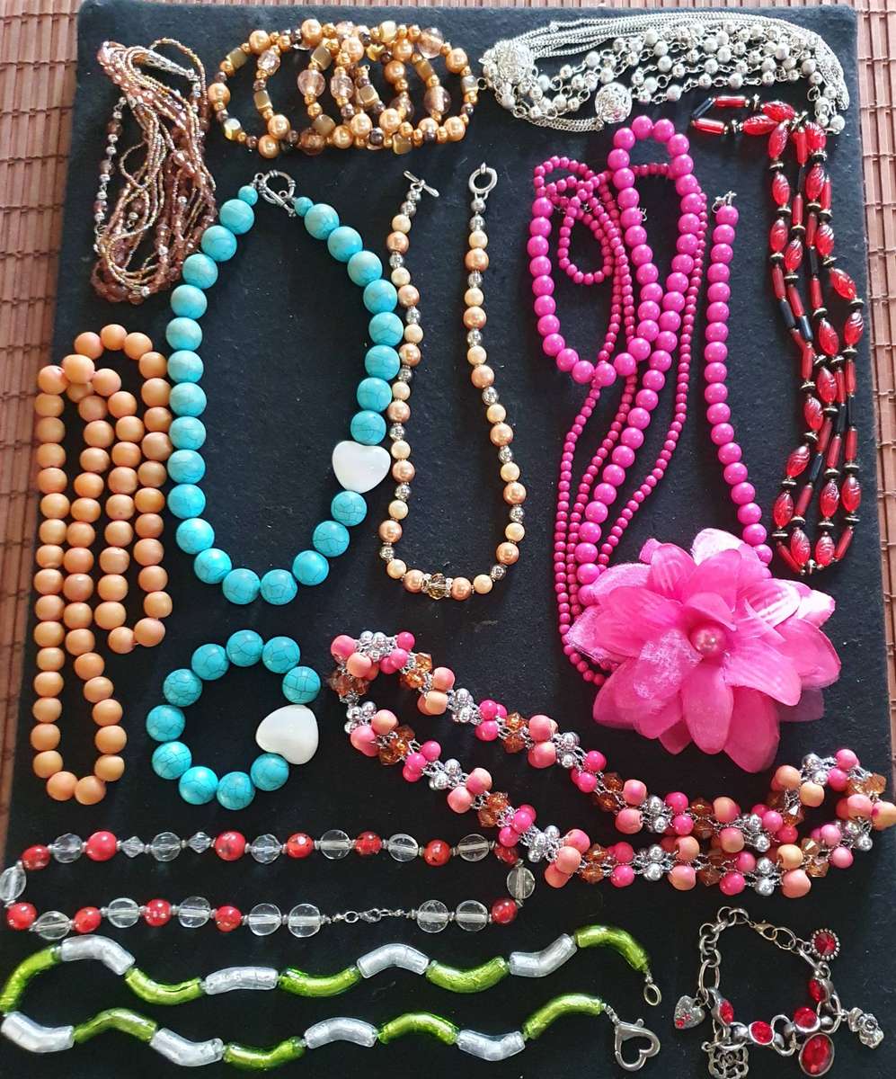 13 X PIECES HIGH END JEWELLERY. HIGH VALUE ITEMS !! ONE BID FOR ALL.