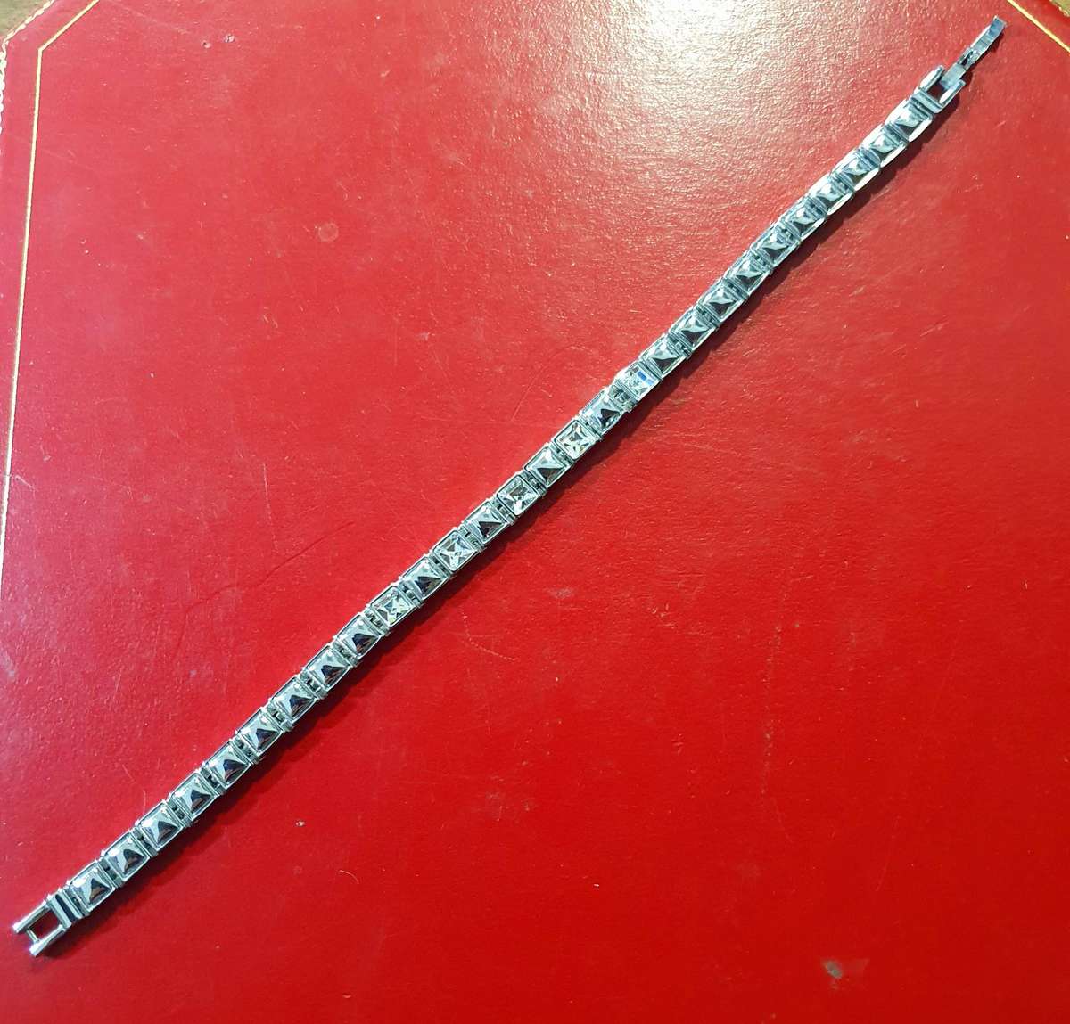 VINTAGE HIGH END TENNIS BRACELET. POLISHED GLASS WITH STAINLESS. AS NEW.