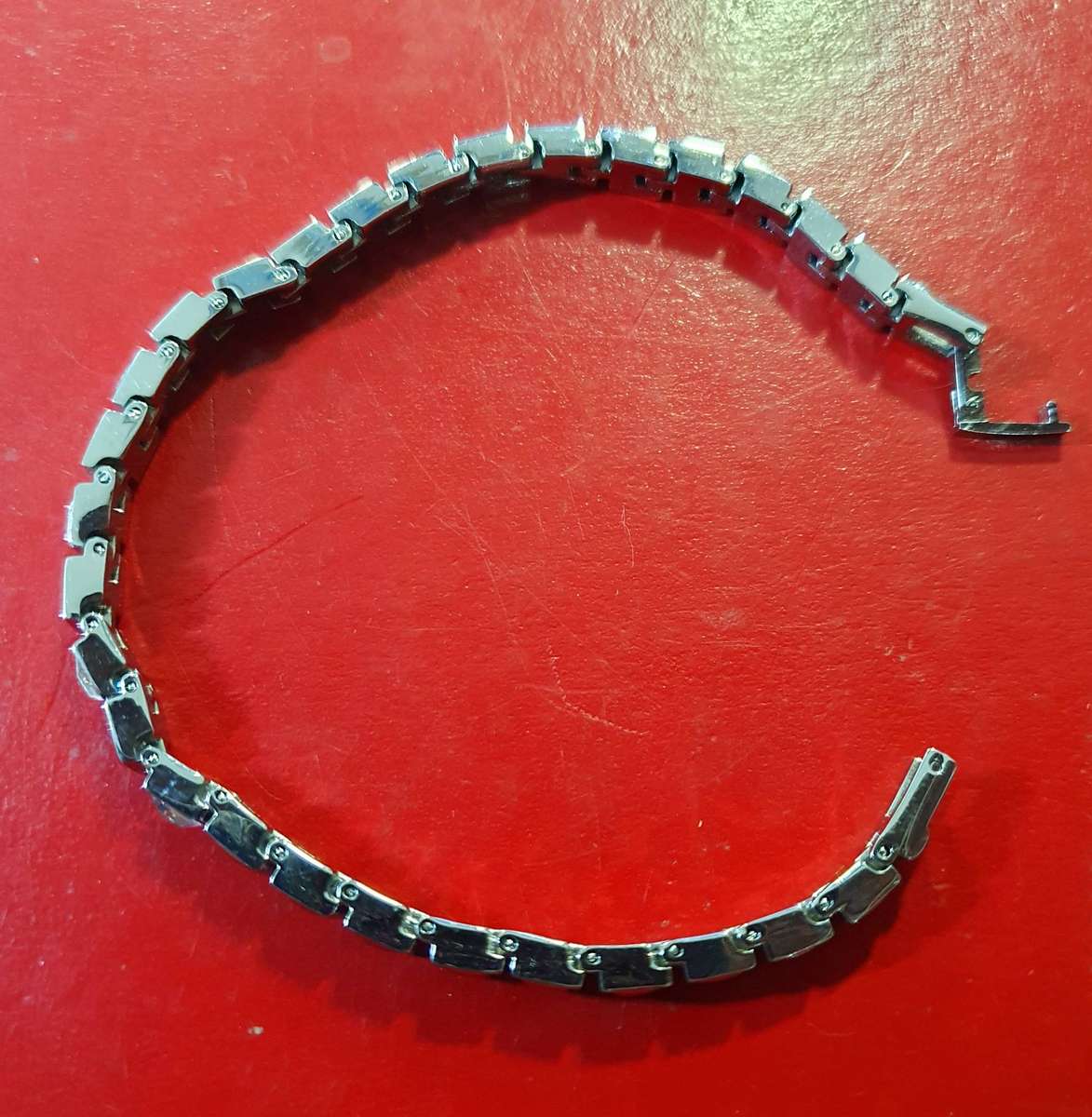 VINTAGE HIGH END TENNIS BRACELET. POLISHED GLASS WITH STAINLESS. AS NEW.