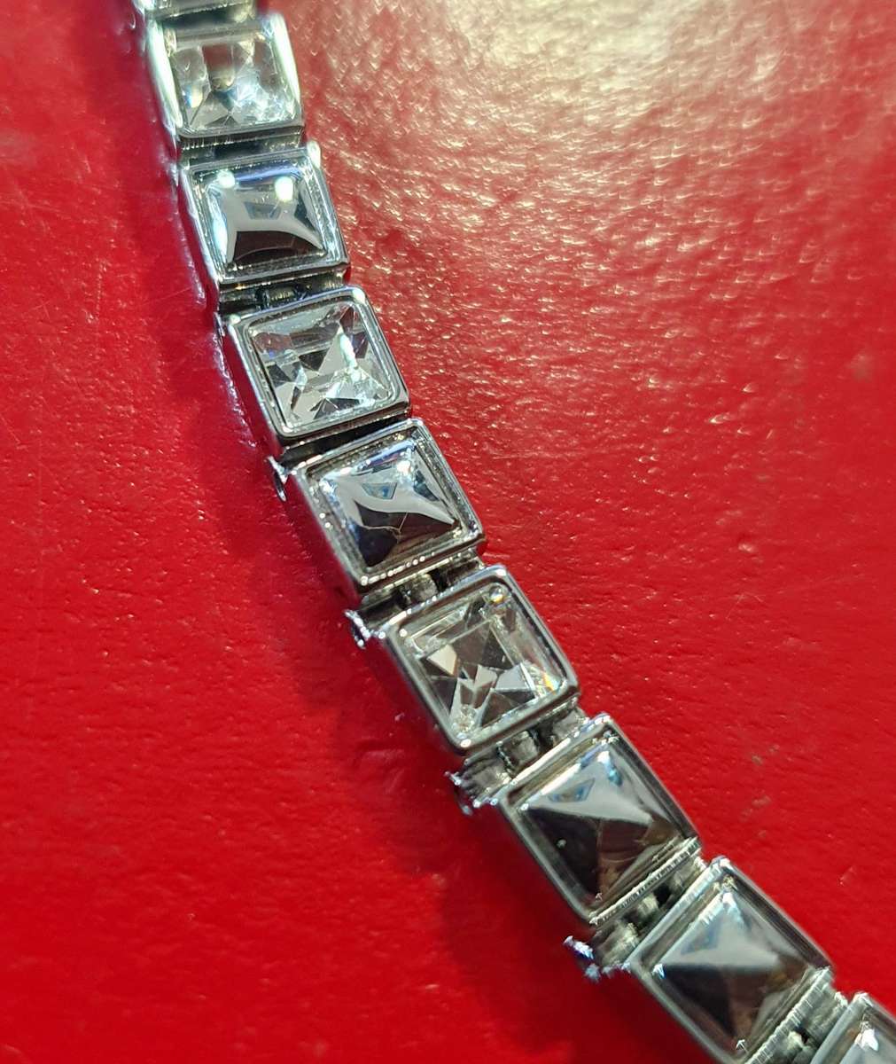 VINTAGE HIGH END TENNIS BRACELET. POLISHED GLASS WITH STAINLESS. AS NEW.