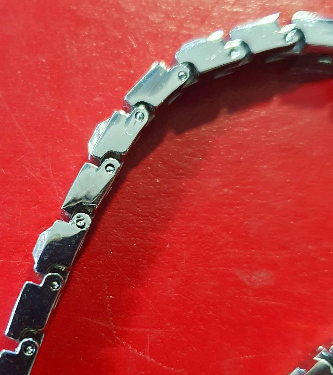 VINTAGE HIGH END TENNIS BRACELET. POLISHED GLASS WITH STAINLESS. AS NEW.