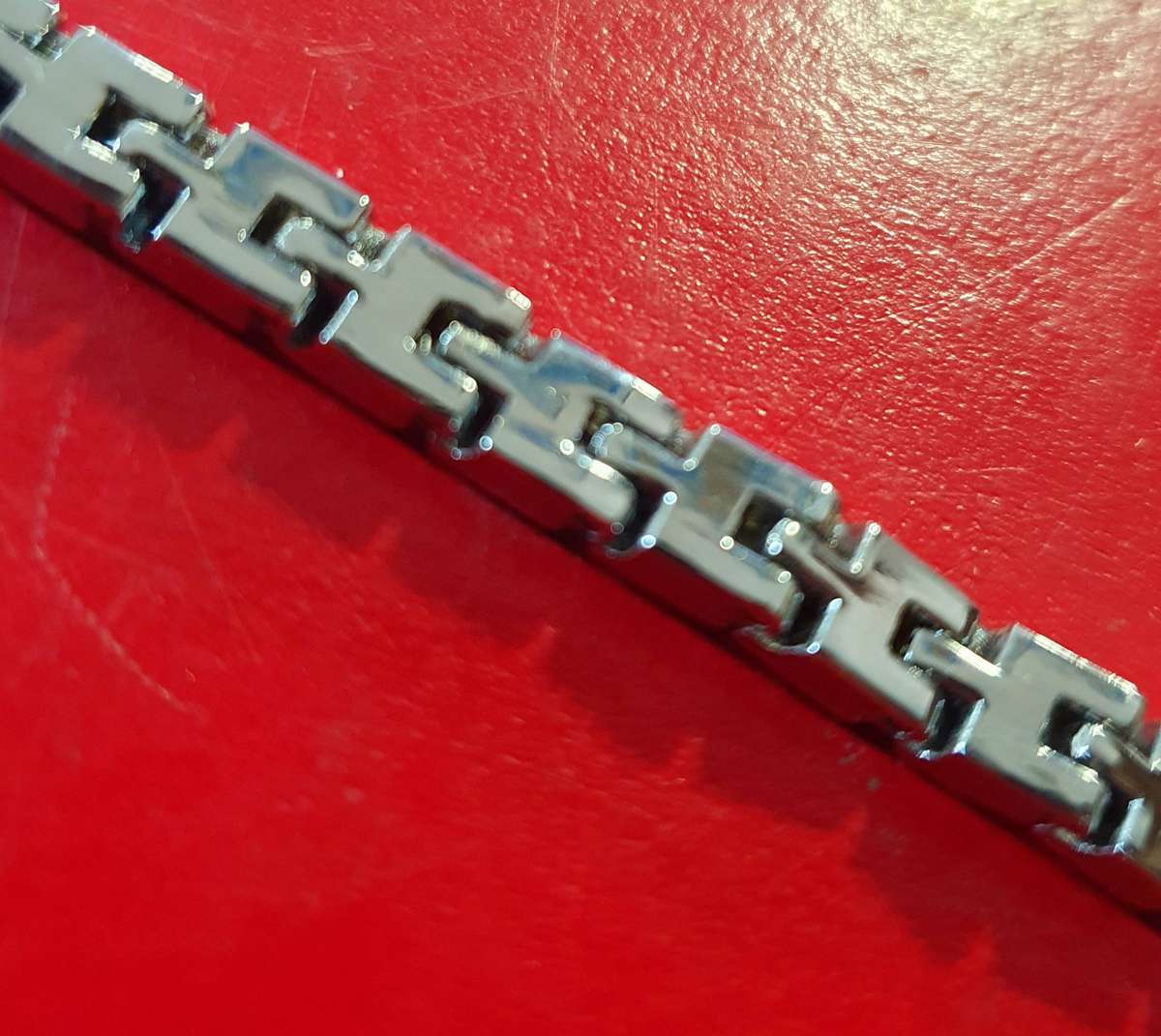 VINTAGE HIGH END TENNIS BRACELET. POLISHED GLASS WITH STAINLESS. AS NEW.