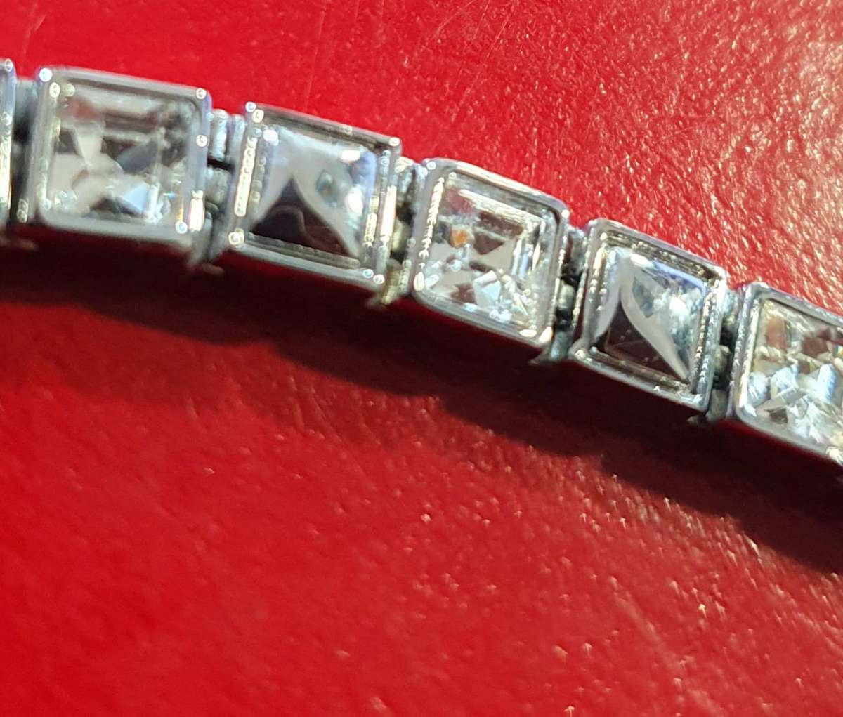 VINTAGE HIGH END TENNIS BRACELET. POLISHED GLASS WITH STAINLESS. AS NEW.