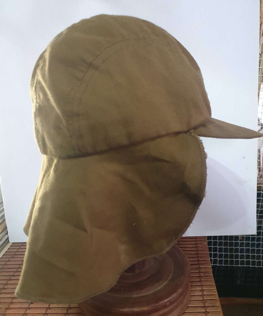 1983 NUTRIA BUSH CAP WITH FLAP. UNKNOW ORIGIN. 50cm. CIRC.