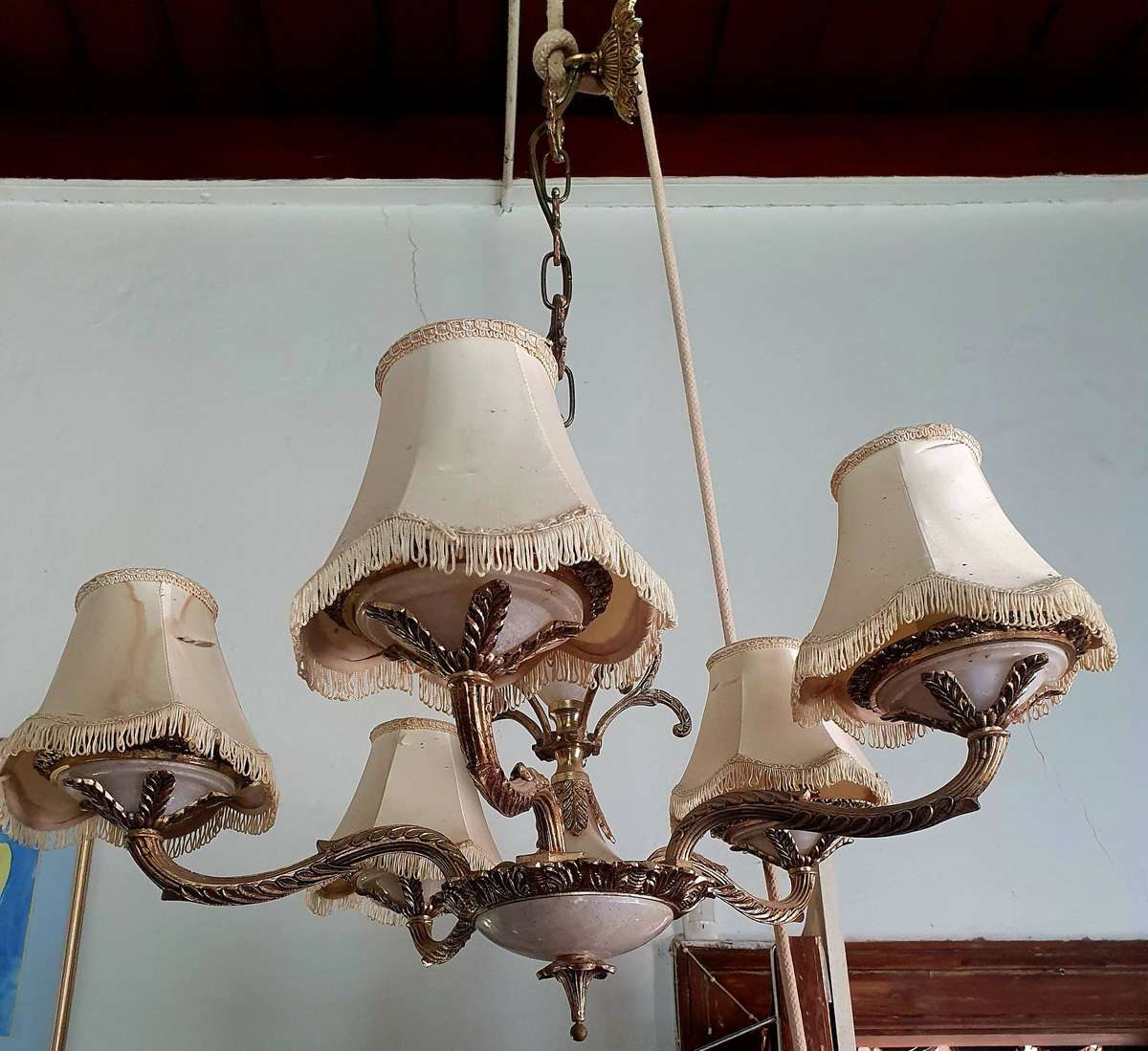 HUGE ANTIQUE MARBLE AND BRASS CAST IRON 5 LIGHT CHANDELIER. 650mm DIAMETER.