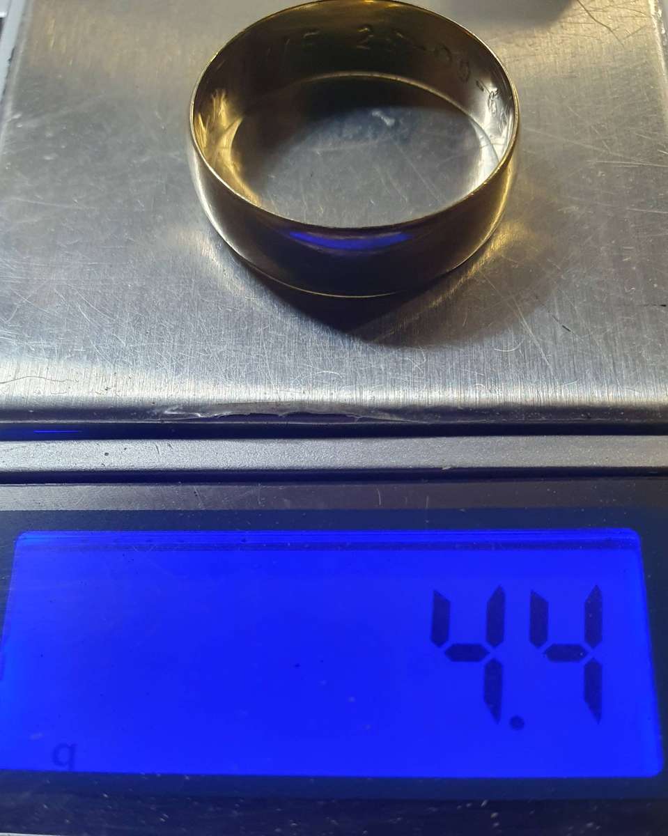 9ct GOLD MENS WEDDING BAND. 24mm. 4.40g