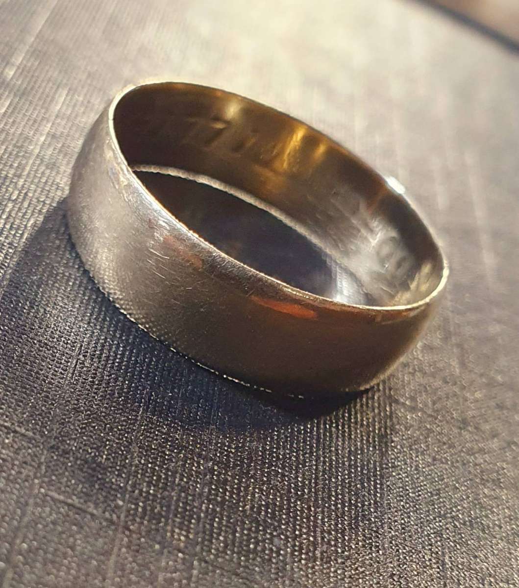 9ct GOLD MENS WEDDING BAND. 24mm. 4.40g