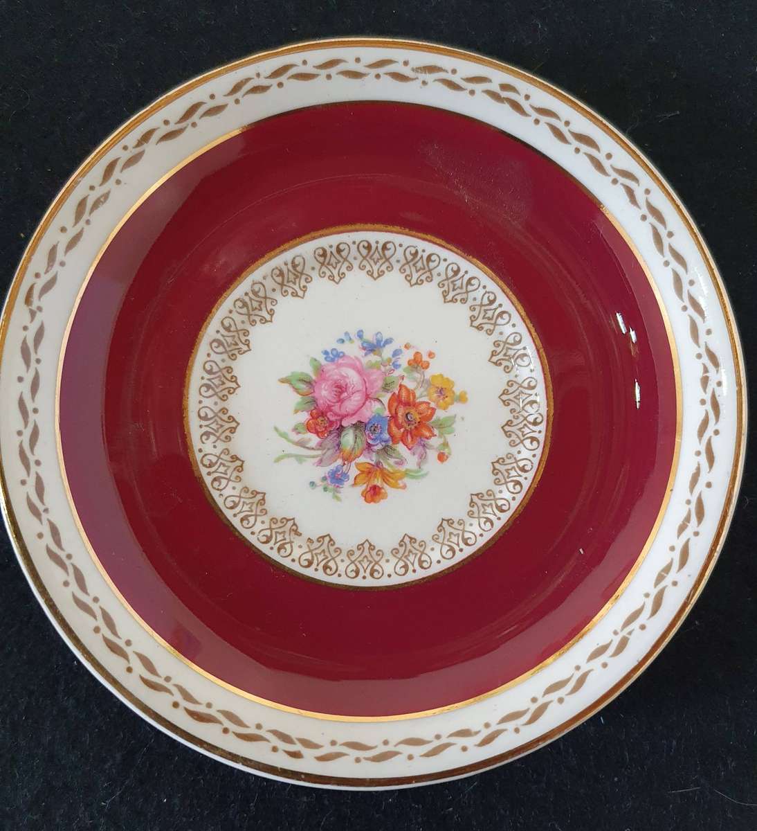 VINTAGE 102 PIECE CROWN DUCAL CHINA BURGUNDY FLORAL CENTER GOLD TRIM DINING SET.