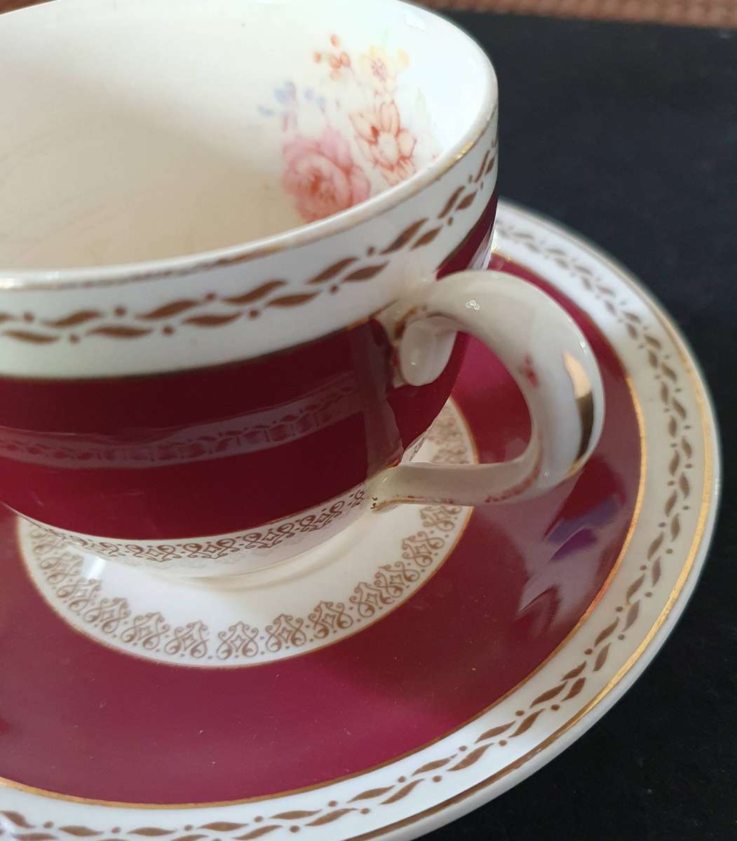 VINTAGE 102 PIECE CROWN DUCAL CHINA BURGUNDY FLORAL CENTER GOLD TRIM DINING SET.