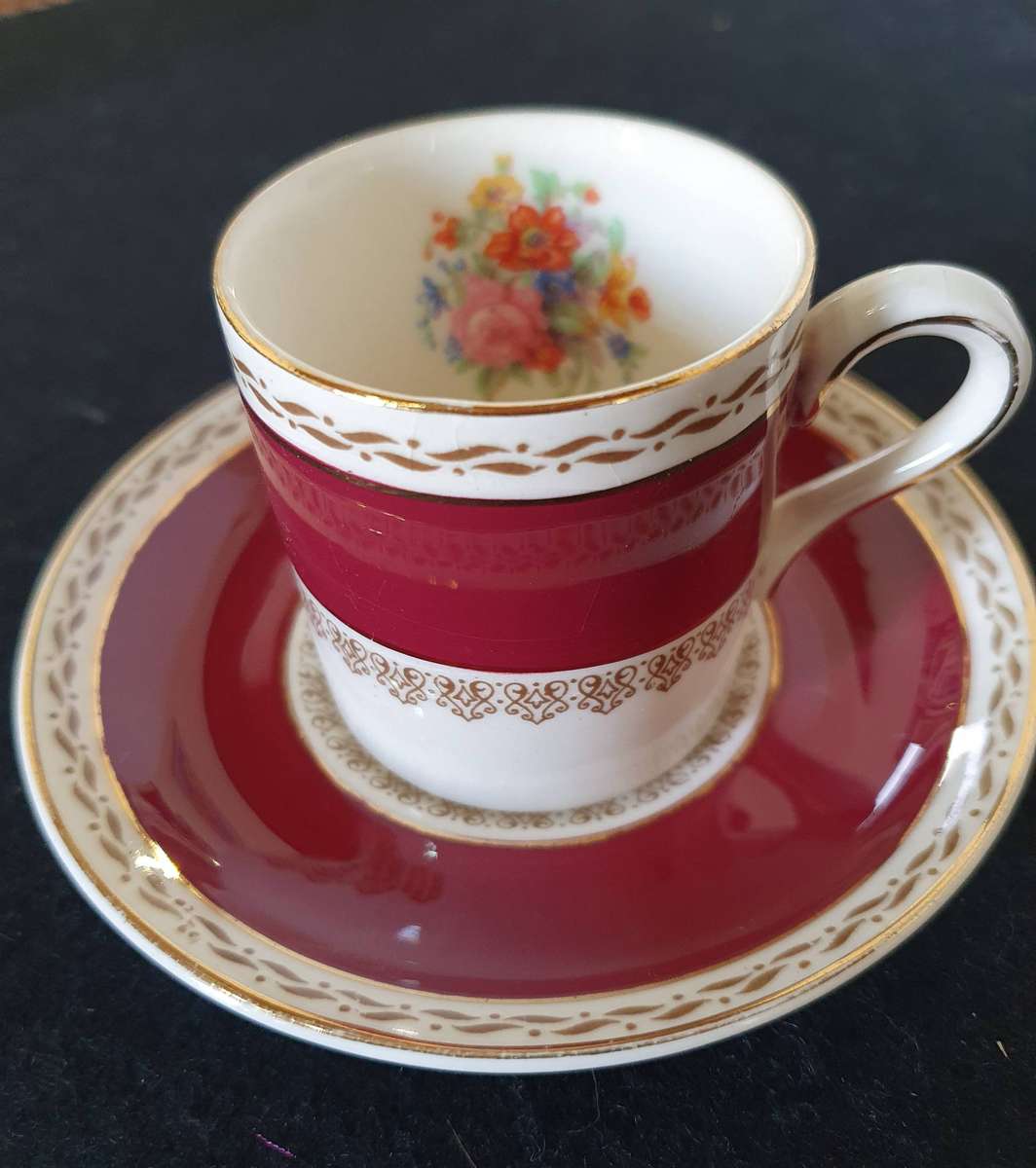 VINTAGE 102 PIECE CROWN DUCAL CHINA BURGUNDY FLORAL CENTER GOLD TRIM DINING SET.